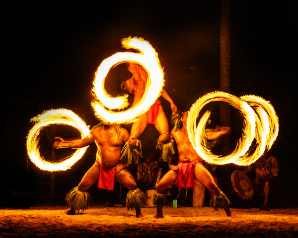 Luau hawaiian fire dancers